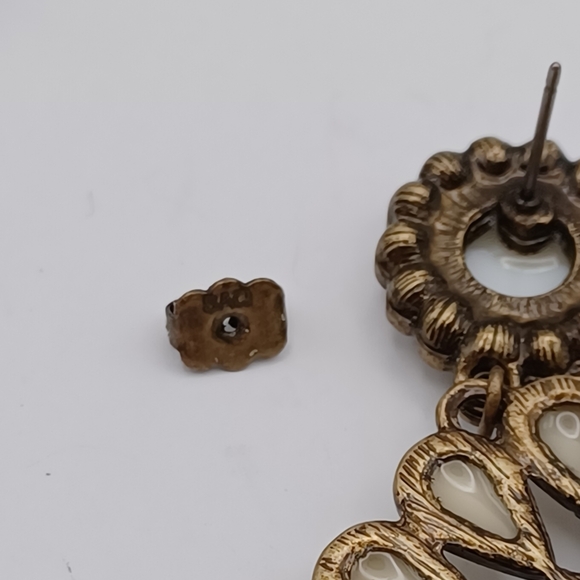 Vintage Avon Large Flower Earrings - Picture 8 of 8